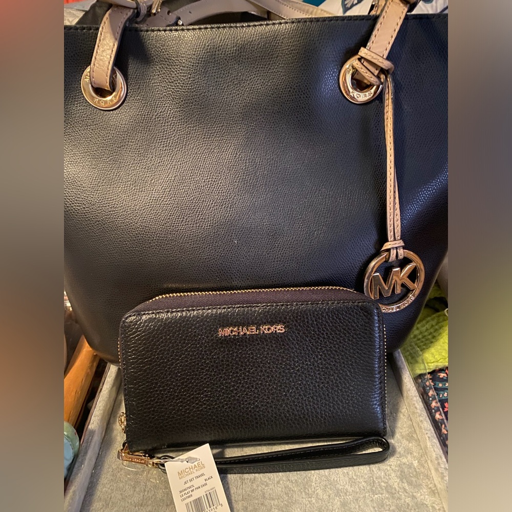 SALE! Michael Kors Medium Tote with full size zip around wallet